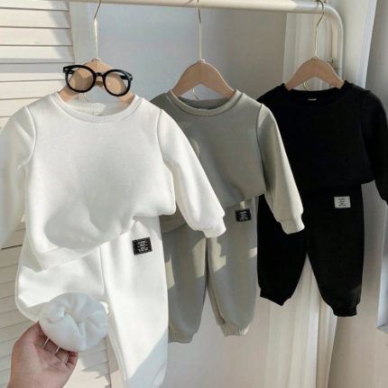 بخامة قطن ميلتون، قطعة علوية بياقة دائرية بلون موحد مزينة بشارة + بنطلون طويل